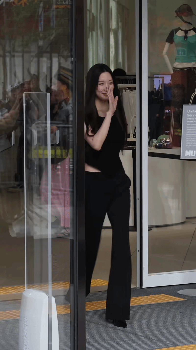 Moon Ga Young lộ diện sau nghi vấn t&igrave;nh cảm với Lee Jong Suk, kh&ocirc;ng giấu được 1 điều- Ảnh 2.