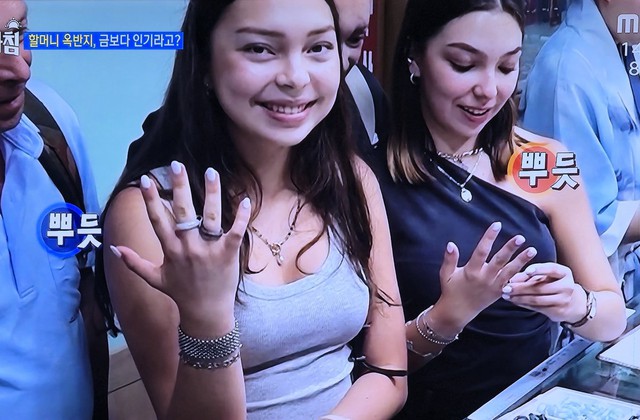 M&oacute;n "trang sức của b&agrave;" từng bị ch&ecirc; lạc hậu nay th&agrave;nh cơn sốt Gen Z H&agrave;n Quốc: Cửa h&agrave;ng ngọc 3 đời ở Seoul đổi vận nhờ V (BTS)- Ảnh 7.