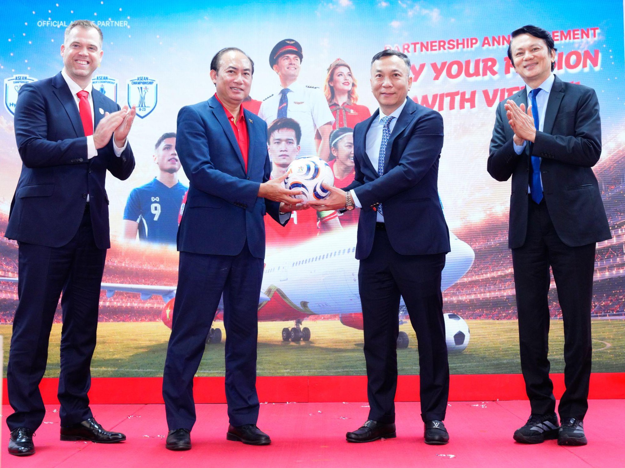 Vietjet v&agrave; Ng&acirc;n h&agrave;ng số Vikki trở th&agrave;nh đơn vị đồng h&agrave;nh c&ugrave;ng ASEAN United FC - Ảnh 2.