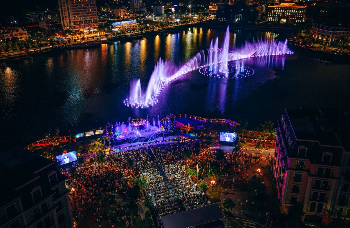 Halo Bay Live Concert: Khi &acirc;m nhạc, &aacute;nh s&aacute;ng v&agrave; nhịp điệu của nước h&ograve;a c&ugrave;ng vịnh di sản - Ảnh 1.
