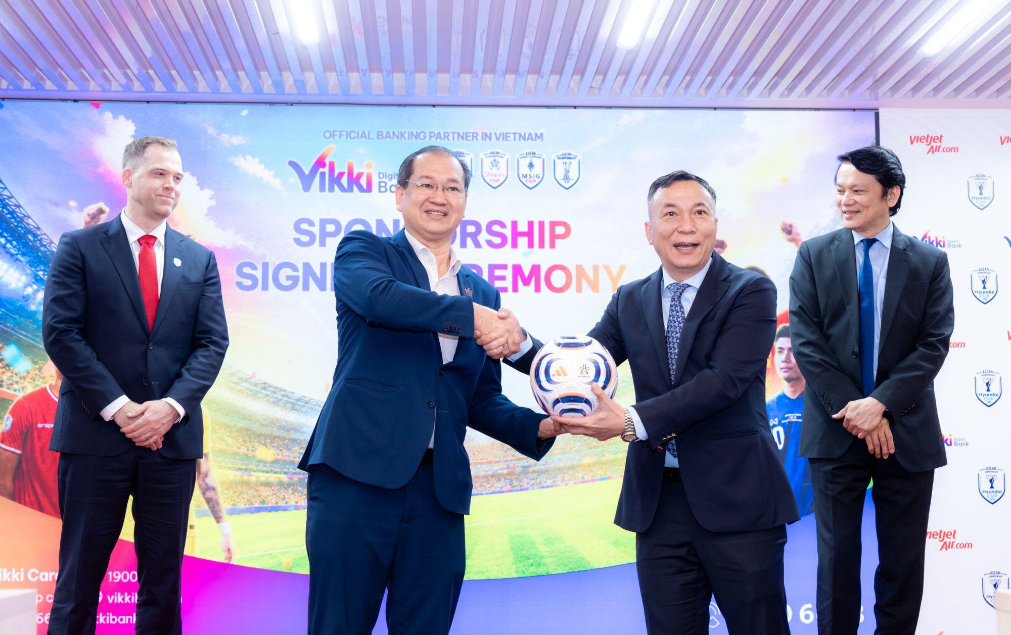 Vietjet v&agrave; Ng&acirc;n h&agrave;ng số Vikki trở th&agrave;nh đơn vị đồng h&agrave;nh c&ugrave;ng ASEAN United FC - Ảnh 3.