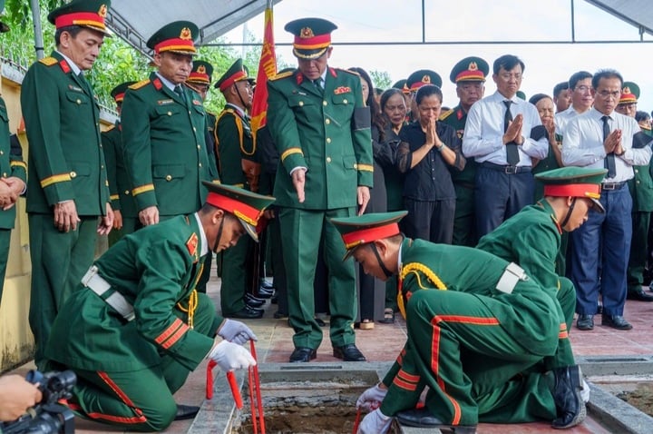 Truy điệu, an t&aacute;ng 5 h&agrave;i cốt liệt sĩ hy sinh ở hang Đ&aacute; Sập- Ảnh 1.