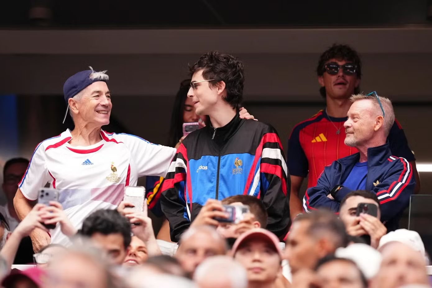 David Beckham đọ visual với Timoth&eacute;e Chalamet tr&ecirc;n kh&aacute;n đ&agrave;i World Cup: Ai hơn ai?- Ảnh 4.