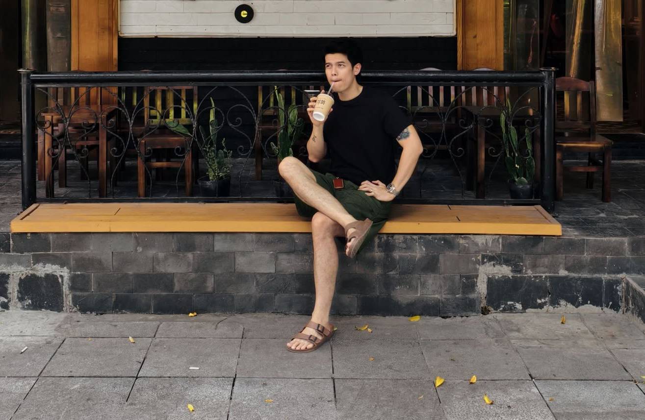 Người đ&agrave;n &ocirc;ng gia thể khủng ở H&agrave; Nội bỏ việc lương 20 triệu s&aacute;ng đi b&aacute;n cafe, tối đi h&aacute;t- Ảnh 1.