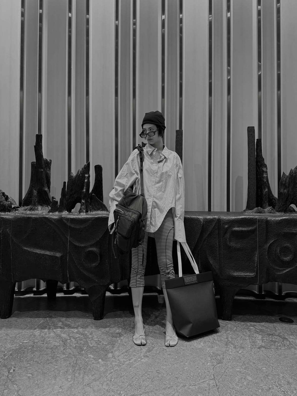 Kh&ocirc;ng muốn mặc &aacute;o chống nắng giữa m&ugrave;a h&egrave;? Chỉ cần một chiếc sơ mi rộng l&agrave; đủ: Vừa m&aacute;t, vừa che nắng, c&ograve;n gi&uacute;p mặc đẹp hơn hẳn - Ảnh 9.
