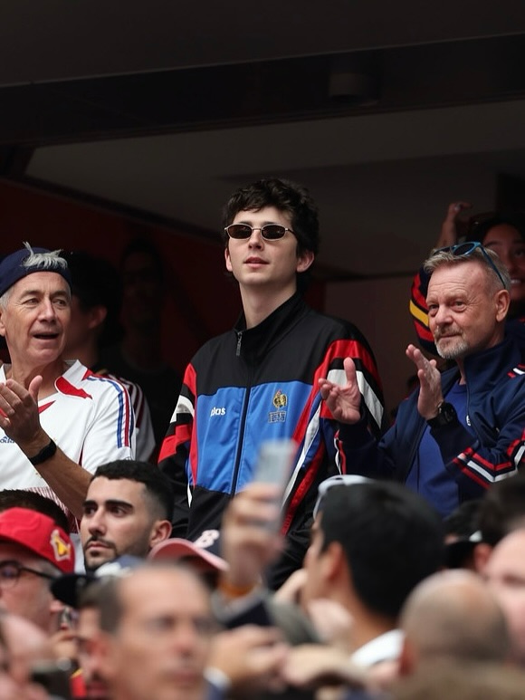 David Beckham đọ visual với Timoth&eacute;e Chalamet tr&ecirc;n kh&aacute;n đ&agrave;i World Cup: Ai hơn ai?- Ảnh 5.
