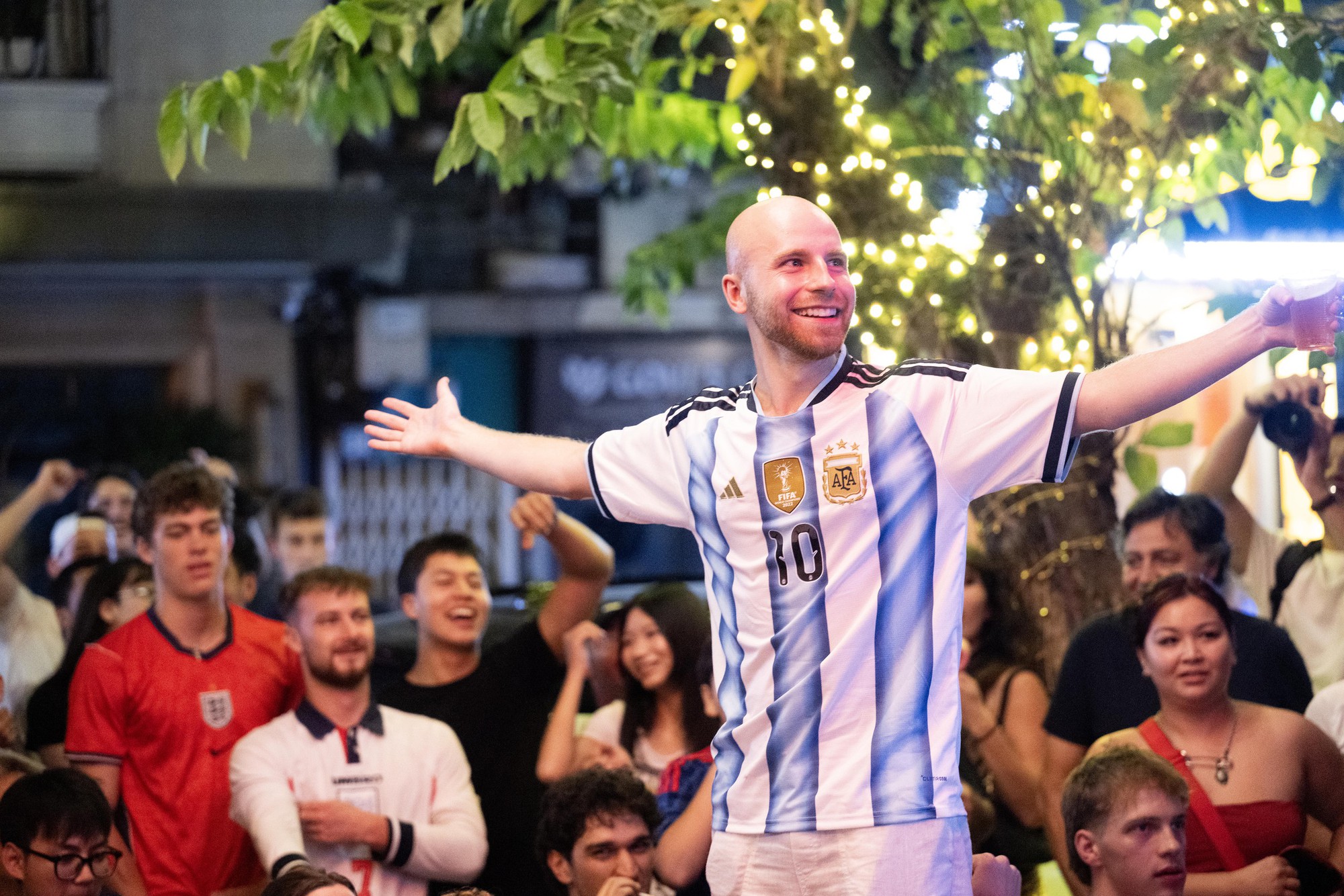 Kh&ocirc;ng kh&iacute; cổ vũ trận b&aacute;n kết World Cup 2026 tại H&agrave; Nội v&agrave; TP.HCM l&uacute;c n&agrave;y: &ldquo;N&oacute;ng&rdquo; c&ograve;n hơn tr&ecirc;n s&acirc;n! - Ảnh 13.