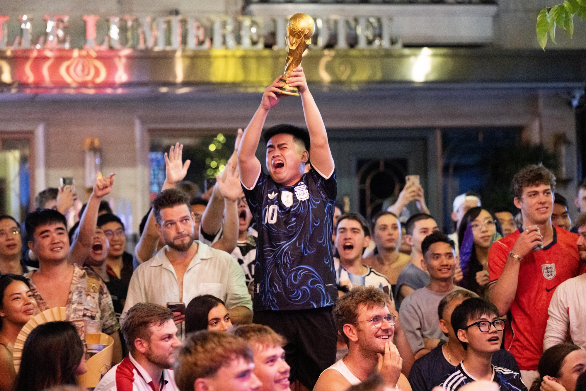 Kh&ocirc;ng kh&iacute; cổ vũ trận b&aacute;n kết World Cup 2026 tại H&agrave; Nội v&agrave; TP.HCM l&uacute;c n&agrave;y: &ldquo;N&oacute;ng&rdquo; c&ograve;n hơn tr&ecirc;n s&acirc;n! - Ảnh 14.