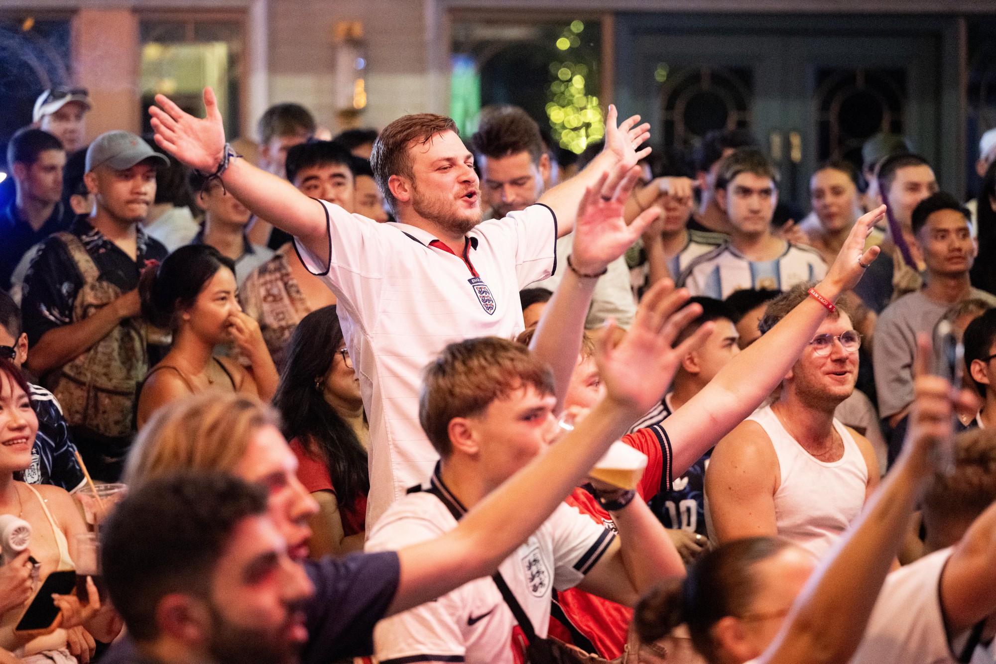 Kh&ocirc;ng kh&iacute; cổ vũ trận b&aacute;n kết World Cup 2026 tại H&agrave; Nội v&agrave; TP.HCM l&uacute;c n&agrave;y: &ldquo;N&oacute;ng&rdquo; c&ograve;n hơn tr&ecirc;n s&acirc;n! - Ảnh 15.