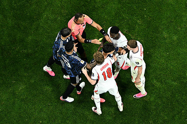 Khoảnh khắc "căng như d&acirc;y đ&agrave;n" trận Anh đấu Argentina: 19 pha phạm lỗi, b&aacute;n kết World Cup m&agrave; ngỡ "s&agrave;n đấu MMA" - Ảnh 13.