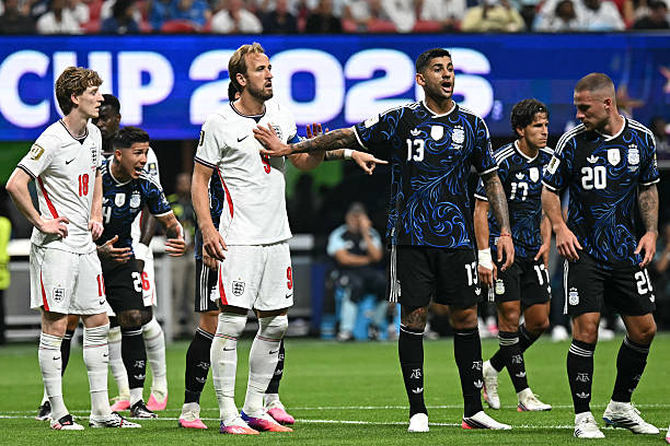 Khoảnh khắc "căng như d&acirc;y đ&agrave;n" trận Anh đấu Argentina: 19 pha phạm lỗi, b&aacute;n kết World Cup m&agrave; ngỡ "s&agrave;n đấu MMA" - Ảnh 12.