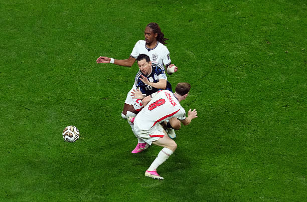 Khoảnh khắc "căng như d&acirc;y đ&agrave;n" trận Anh đấu Argentina: 19 pha phạm lỗi, b&aacute;n kết World Cup m&agrave; ngỡ "s&agrave;n đấu MMA" - Ảnh 8.