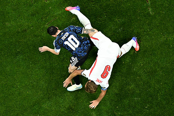 Khoảnh khắc "căng như d&acirc;y đ&agrave;n" trận Anh đấu Argentina: 19 pha phạm lỗi, b&aacute;n kết World Cup m&agrave; ngỡ "s&agrave;n đấu MMA" - Ảnh 7.
