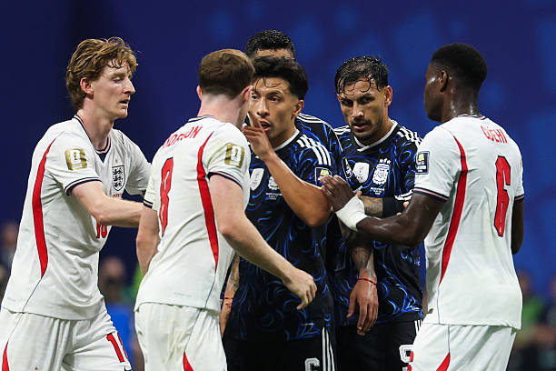 Khoảnh khắc "căng như d&acirc;y đ&agrave;n" trận Anh đấu Argentina: 19 pha phạm lỗi, b&aacute;n kết World Cup m&agrave; ngỡ "s&agrave;n đấu MMA" - Ảnh 10.