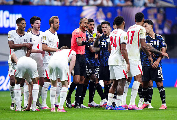 Khoảnh khắc "căng như d&acirc;y đ&agrave;n" trận Anh đấu Argentina: 19 pha phạm lỗi, b&aacute;n kết World Cup m&agrave; ngỡ "s&agrave;n đấu MMA" - Ảnh 14.