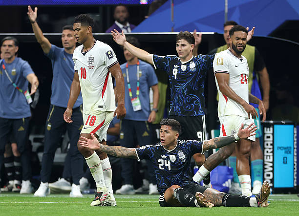 Khoảnh khắc "căng như d&acirc;y đ&agrave;n" trận Anh đấu Argentina: 19 pha phạm lỗi, b&aacute;n kết World Cup m&agrave; ngỡ "s&agrave;n đấu MMA" - Ảnh 3.