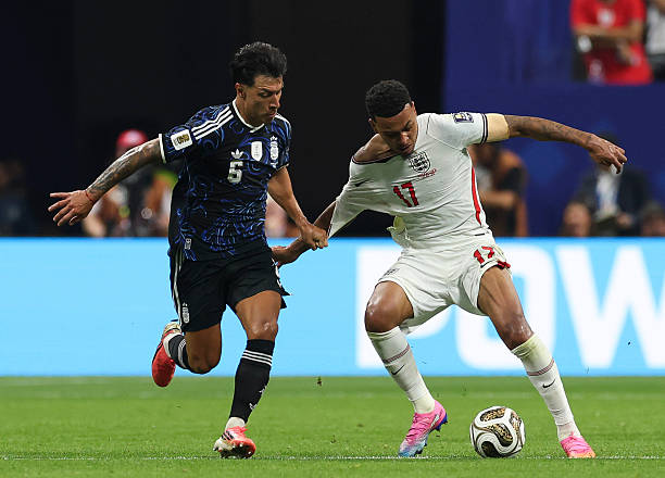 Khoảnh khắc "căng như d&acirc;y đ&agrave;n" trận Anh đấu Argentina: 19 pha phạm lỗi, b&aacute;n kết World Cup m&agrave; ngỡ "s&agrave;n đấu MMA" - Ảnh 1.