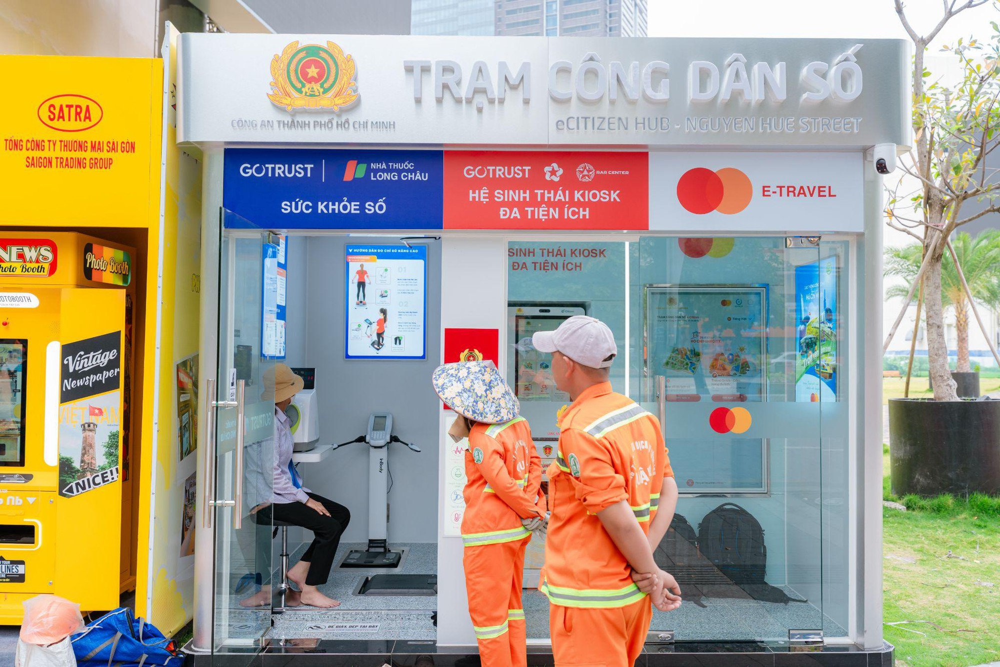 Lần đầu ti&ecirc;n tại phố đi bộ Nguyễn Huệ, người d&acirc;n kiểm tra sức khỏe miễn ph&iacute;, tiếp cận tiện &iacute;ch y tế số qua Trạm C&ocirc;ng d&acirc;n số- Ảnh 1.