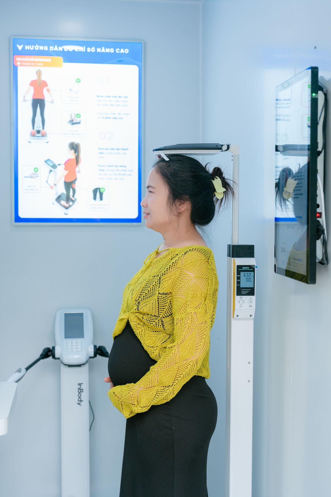 Lần đầu ti&ecirc;n tại phố đi bộ Nguyễn Huệ, người d&acirc;n kiểm tra sức khỏe miễn ph&iacute;, tiếp cận tiện &iacute;ch y tế số qua Trạm C&ocirc;ng d&acirc;n số- Ảnh 3.