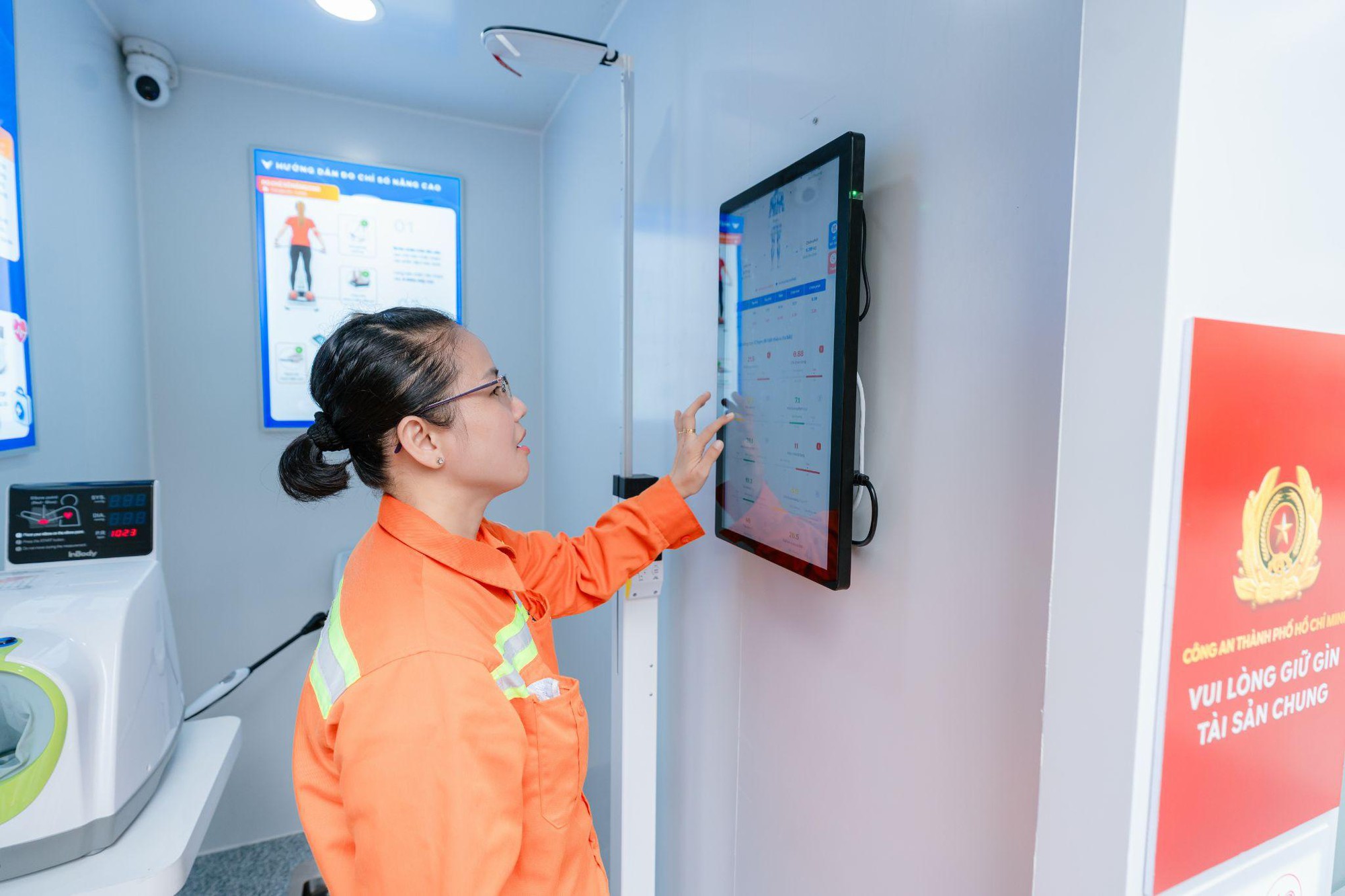 Lần đầu ti&ecirc;n tại phố đi bộ Nguyễn Huệ, người d&acirc;n kiểm tra sức khỏe miễn ph&iacute;, tiếp cận tiện &iacute;ch y tế số qua Trạm C&ocirc;ng d&acirc;n số- Ảnh 5.