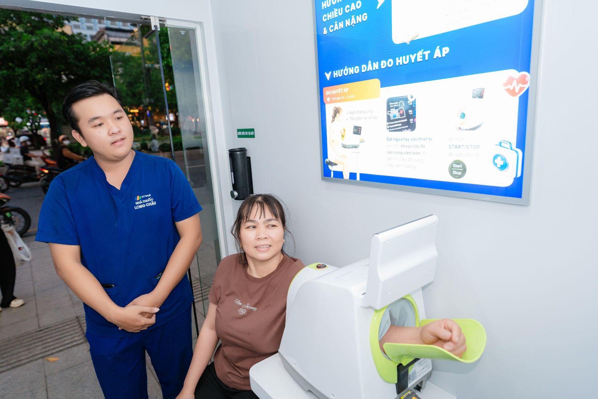 Lần đầu ti&ecirc;n tại phố đi bộ Nguyễn Huệ, người d&acirc;n kiểm tra sức khỏe miễn ph&iacute;, tiếp cận tiện &iacute;ch y tế số qua Trạm C&ocirc;ng d&acirc;n số- Ảnh 7.