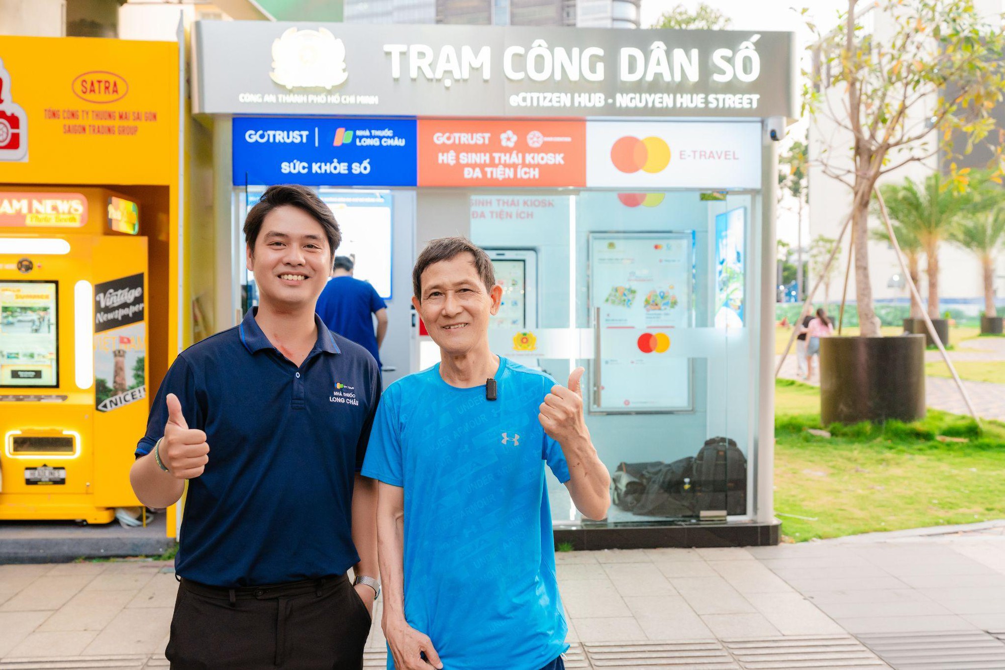 Lần đầu ti&ecirc;n tại phố đi bộ Nguyễn Huệ, người d&acirc;n kiểm tra sức khỏe miễn ph&iacute;, tiếp cận tiện &iacute;ch y tế số qua Trạm C&ocirc;ng d&acirc;n số- Ảnh 8.