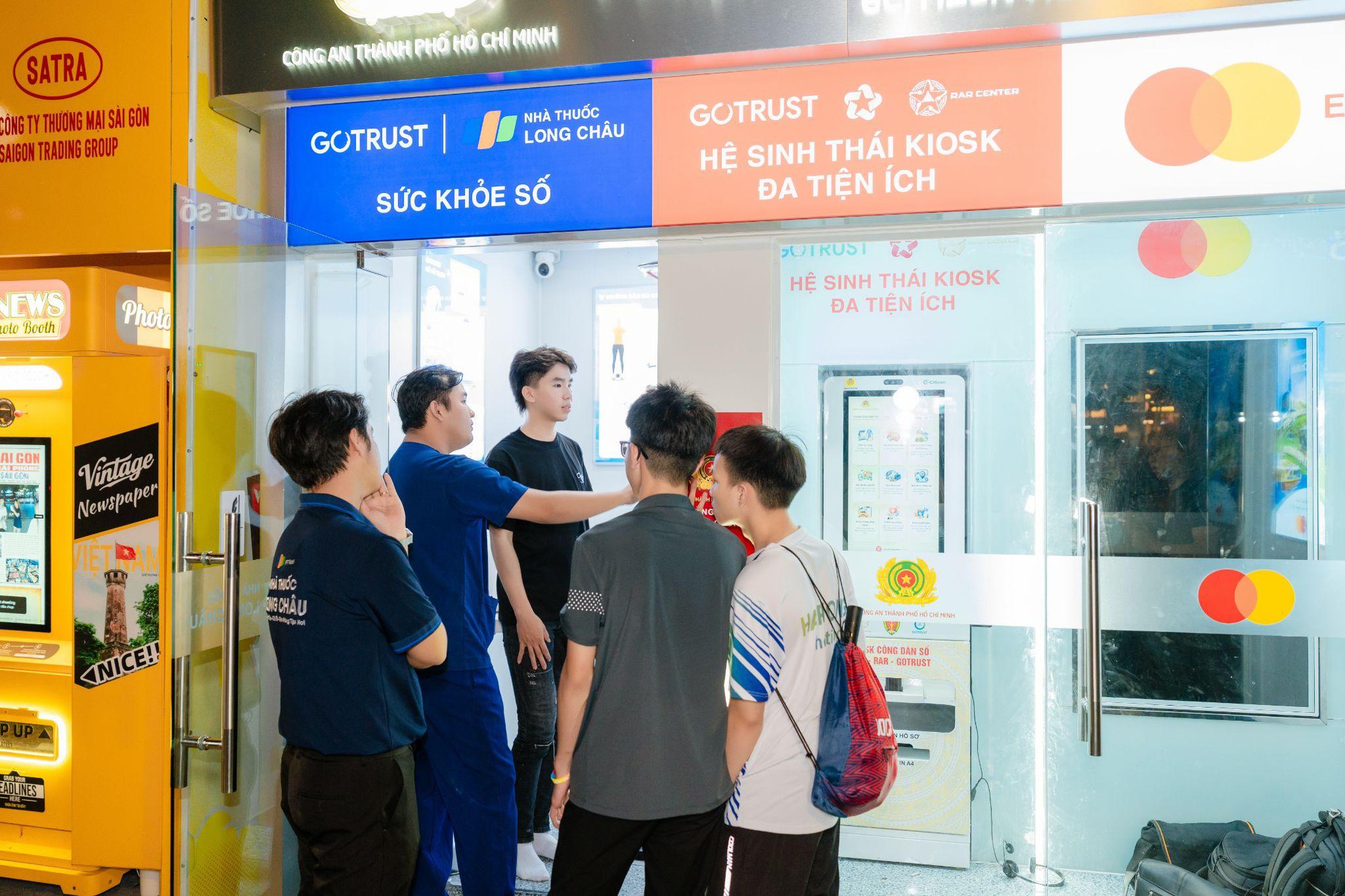 Lần đầu ti&ecirc;n tại phố đi bộ Nguyễn Huệ, người d&acirc;n kiểm tra sức khỏe miễn ph&iacute;, tiếp cận tiện &iacute;ch y tế số qua Trạm C&ocirc;ng d&acirc;n số- Ảnh 9.