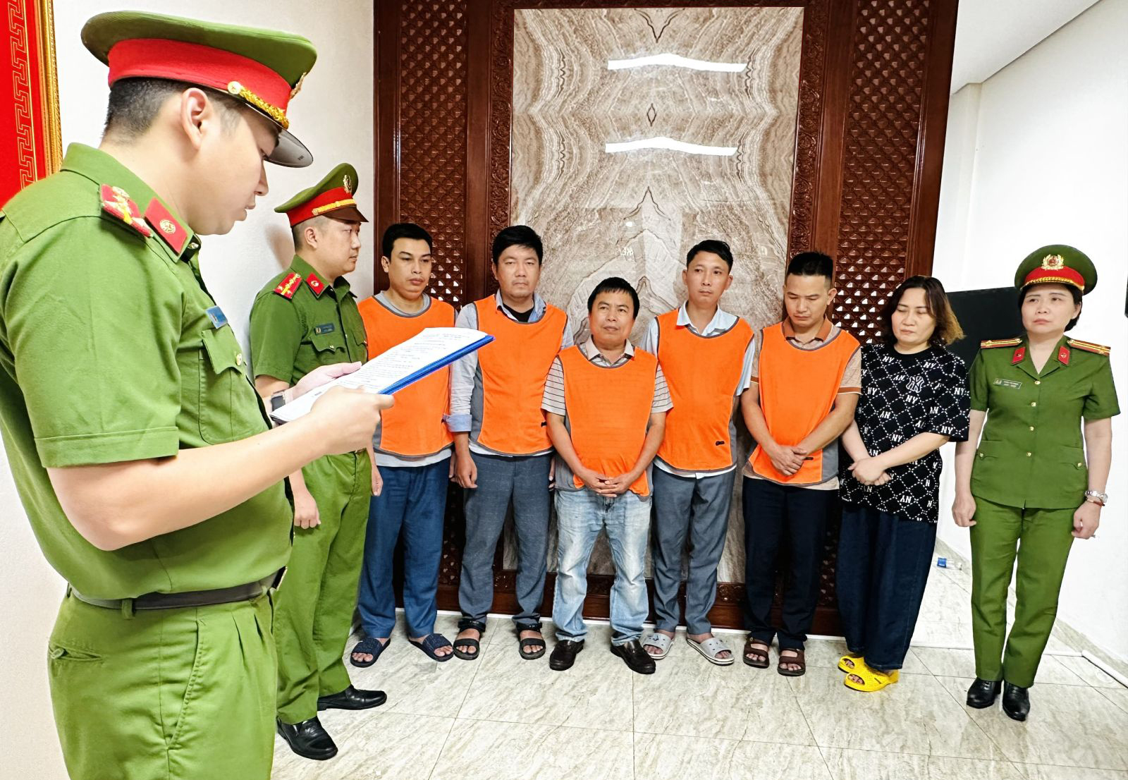 Ra lệnh bắt tạm giam Giám đốc Lê Thị Hồng, Phó Giám đốc Đào Xuân Trường và hàng loạt nhân viên- Ảnh 4.