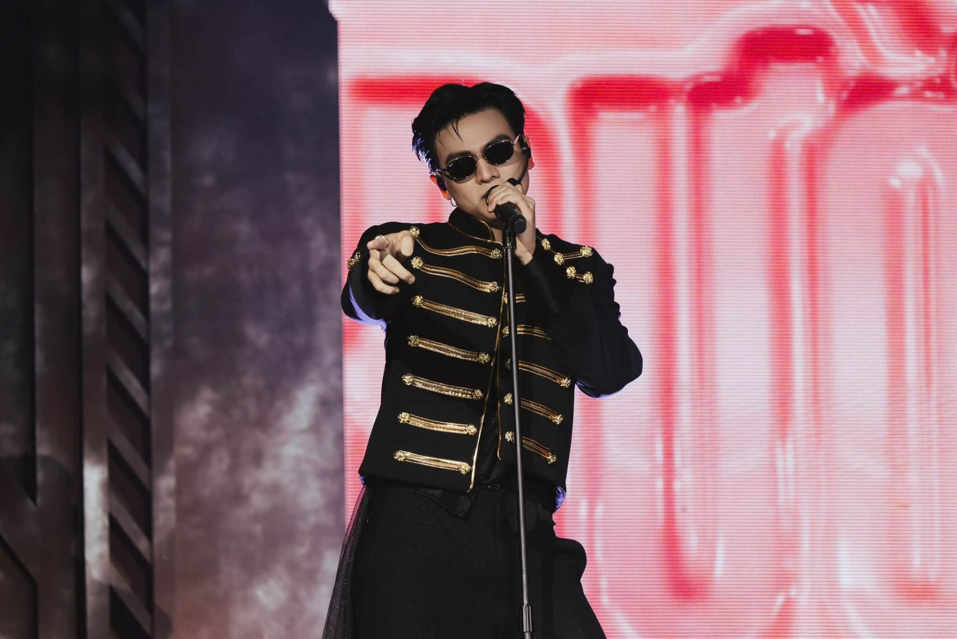Nam thần trăm Việt tỷ bỏ nghề VĐV v&agrave;o showbiz: Sống đời đại gia, vừa cất giọng h&aacute;t g&acirc;y "chấn động"- Ảnh 2.