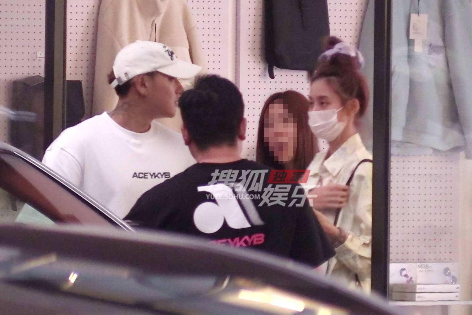 T&oacute;m gọn n&agrave;ng thơ gen Z mặt mộc đi l&agrave;m trợ l&yacute; cho chủ tịch showbiz, ra về bị ekip bỏ lại đứng lủi thủi 1 m&igrave;nh tr&ecirc;n phố- Ảnh 1.