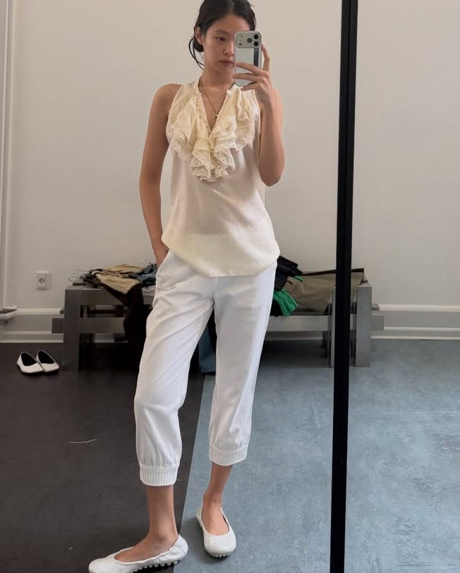 "Gi&agrave;y mướp" l&agrave; g&igrave; m&agrave; Jennie m&ecirc; mẩn? Mẫu gi&agrave;y bệt đang hot hơn cả gi&agrave;y b&uacute;p b&ecirc;, vừa t&ocirc;n ch&acirc;n vừa dễ đi- Ảnh 1.