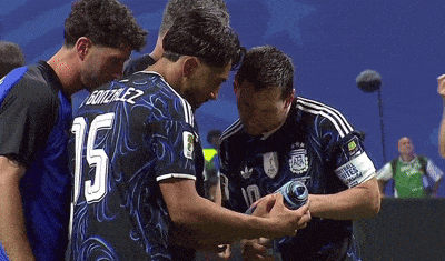 Cầu thủ Argentina rủ nhau "check phao" bắt penalty của Pickford: To&agrave;n tiếng Anh kh&ocirc;ng biết Messi c&oacute; hiểu kh&ocirc;ng chỉ thấy cười- Ảnh 1.