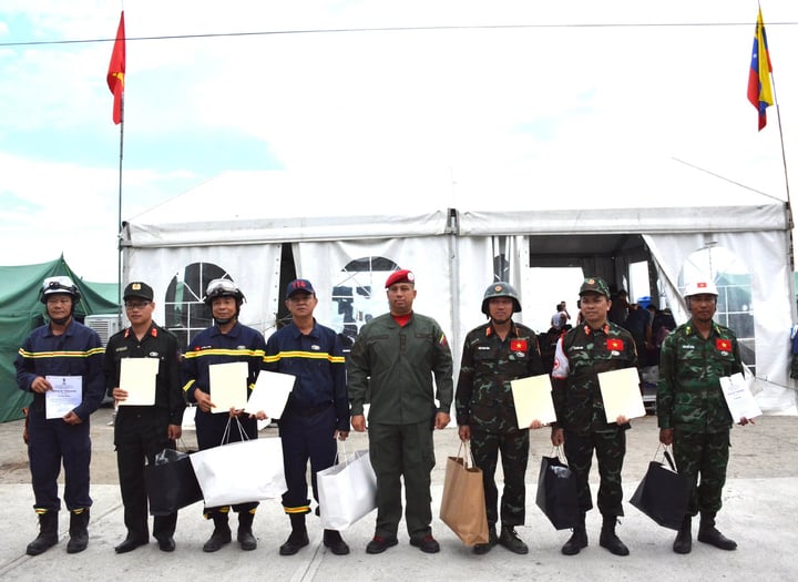 Chuyện chưa kể của những người l&iacute;nh Việt Nam cứu người giữa t&acirc;m chấn động đất Venezuela- Ảnh 6.