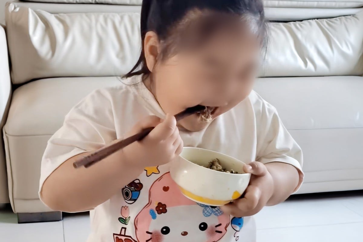 B&eacute; g&aacute;i 3 tuổi nặng tới 35kg v&igrave; bị bố mẹ &eacute;p ăn để livestream kiếm tiền- Ảnh 1.