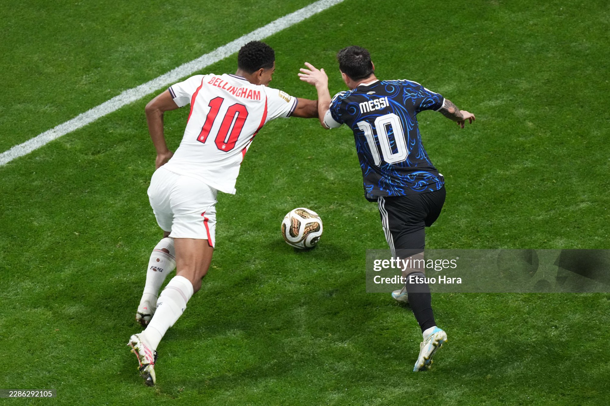 Đang viral: Messi và Bellingham "đấu võ mồm" cực gắt, Goat bĩu môi với "cậu Be", suốt trận kèn cựa nhau căng đét - Ảnh 12.