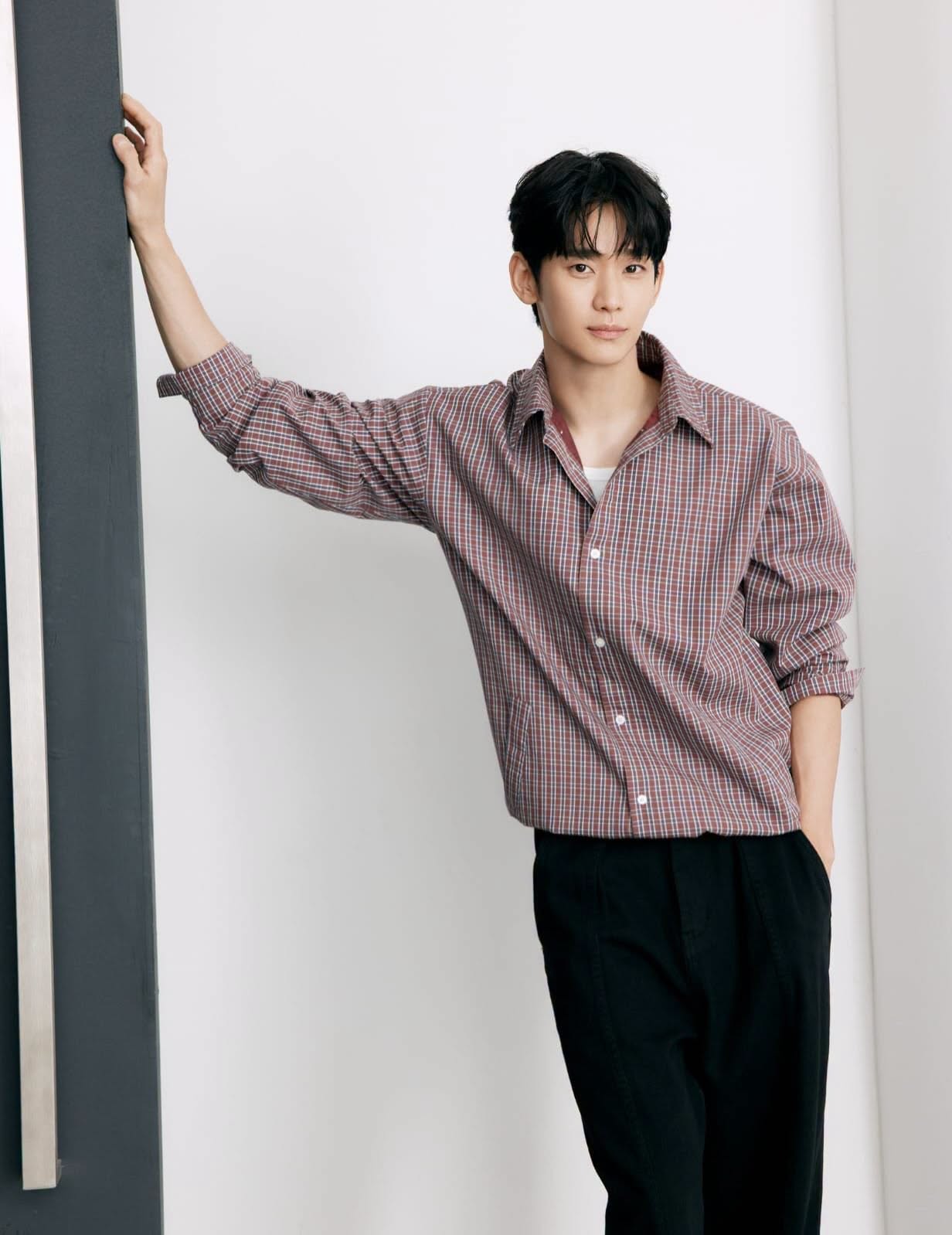 Vừa lộ diện sau scandal, Kim Soo Hyun d&iacute;nh th&ecirc;m ồn &agrave;o mới- Ảnh 3.