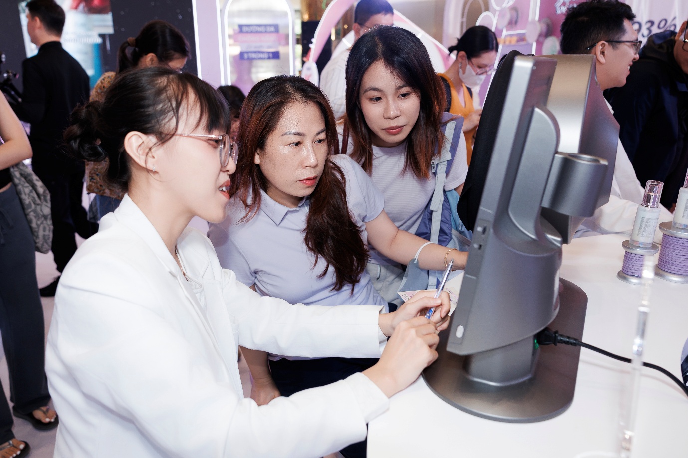 Quân A.P, hoa hậu Thanh Thuỷ, Võ Điền Gia Huy nổi bật tại sự kiện của OLAY - Ảnh 5.