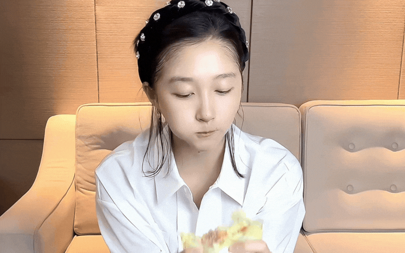 Kh&ocirc;ng c&oacute; phụ nữ xấu, chỉ c&oacute; phụ nữ lười: Đu trend chăm da mờ th&acirc;m mụn đỉnh cao 10 ph&uacute;t buổi s&aacute;ng của Quan Hiểu Đồng- Ảnh 12.