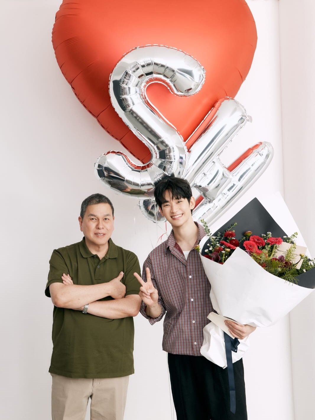 Vừa lộ diện sau scandal, Kim Soo Hyun d&iacute;nh th&ecirc;m ồn &agrave;o mới- Ảnh 2.