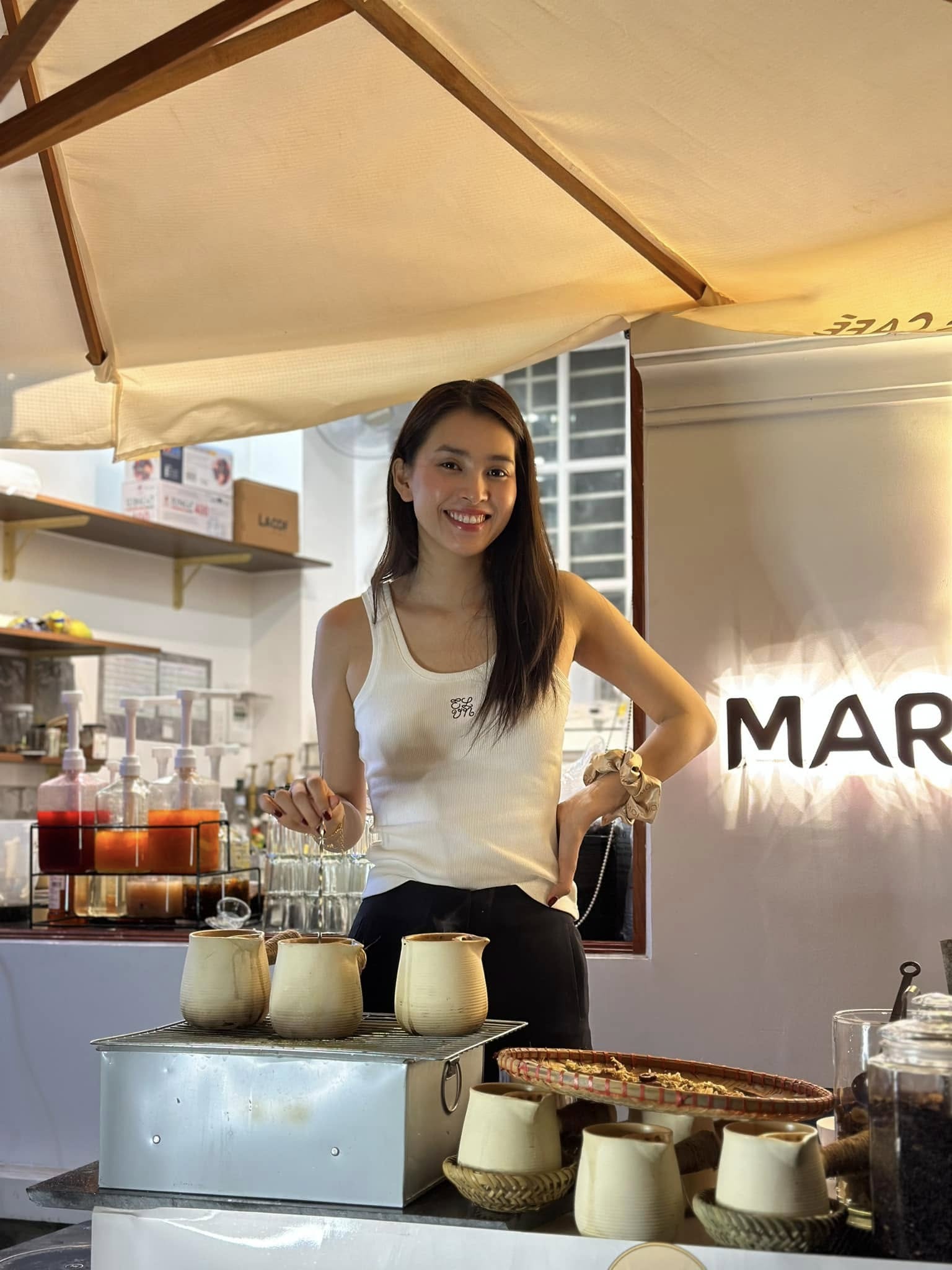 C&ocirc; g&aacute;i người miền T&acirc;y khiến tiến sĩ mang 13 c&acirc;y v&agrave;ng hỏi cưới, mở qu&aacute;n cafe được Hoa hậu quốc tế đến ủng hộ- Ảnh 10.
