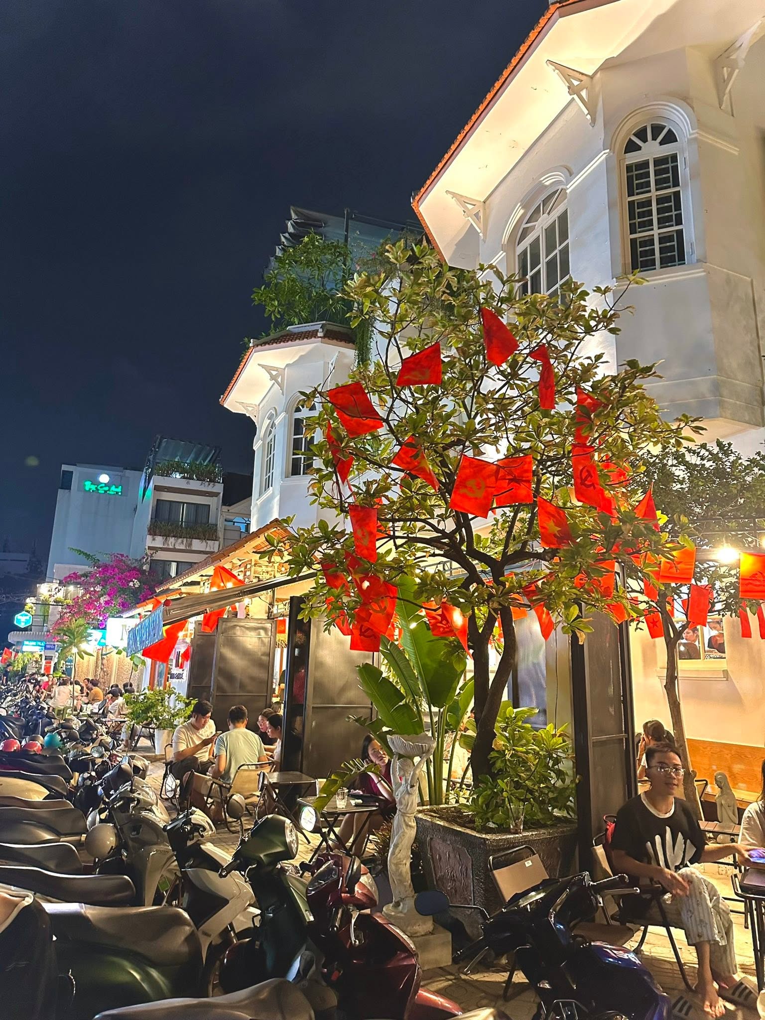 C&ocirc; g&aacute;i người miền T&acirc;y khiến tiến sĩ mang 13 c&acirc;y v&agrave;ng hỏi cưới, mở qu&aacute;n cafe được Hoa hậu quốc tế đến ủng hộ- Ảnh 7.