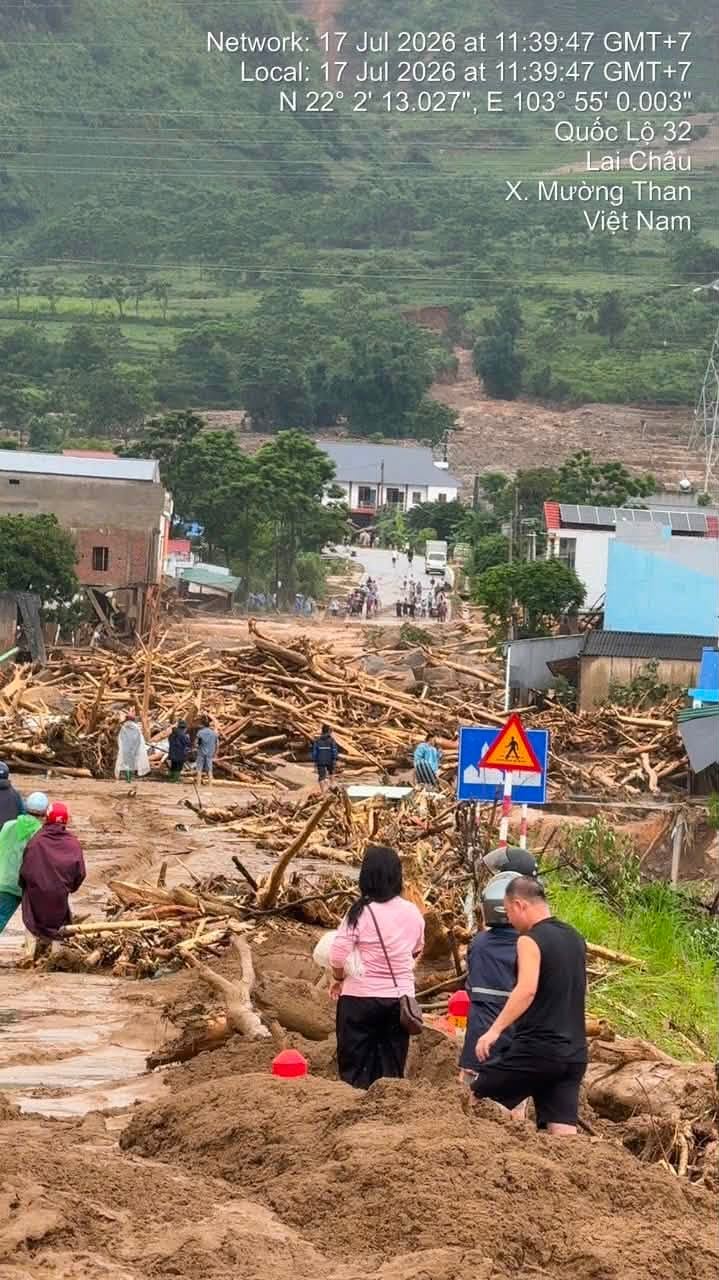 Kinh hoàng lũ quét tràn vào nhà ở Lai Châu, cuốn phăng xe SH, két sắt và nhiều tài sản chỉ trong tích tắc- Ảnh 2.