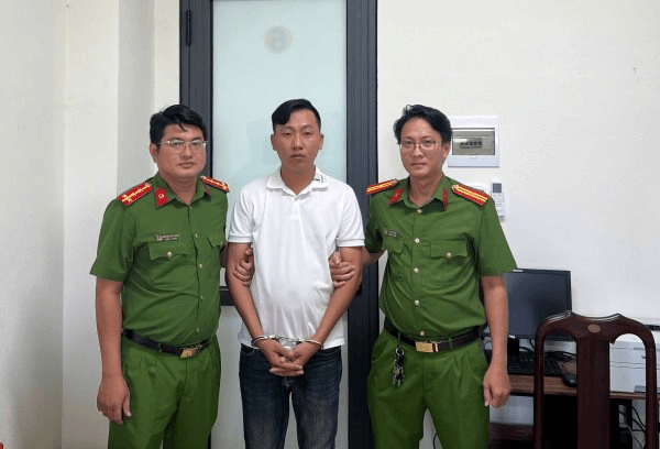 C&ocirc;ng an th&ocirc;ng b&aacute;o tới người d&acirc;n c&oacute; giao dịch chuyển khoản với nội dung sau: Một thanh ni&ecirc;n SN 1994 vừa bị bắt- Ảnh 1.