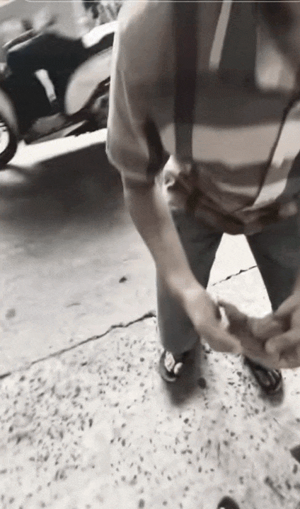 Clip hot giữa phố: Ch&agrave;ng trai c&uacute;i xuống đi tất cho bạn g&aacute;i nhưng n&oacute; cứ "sao sao ấy nhỉ"?- Ảnh 2.