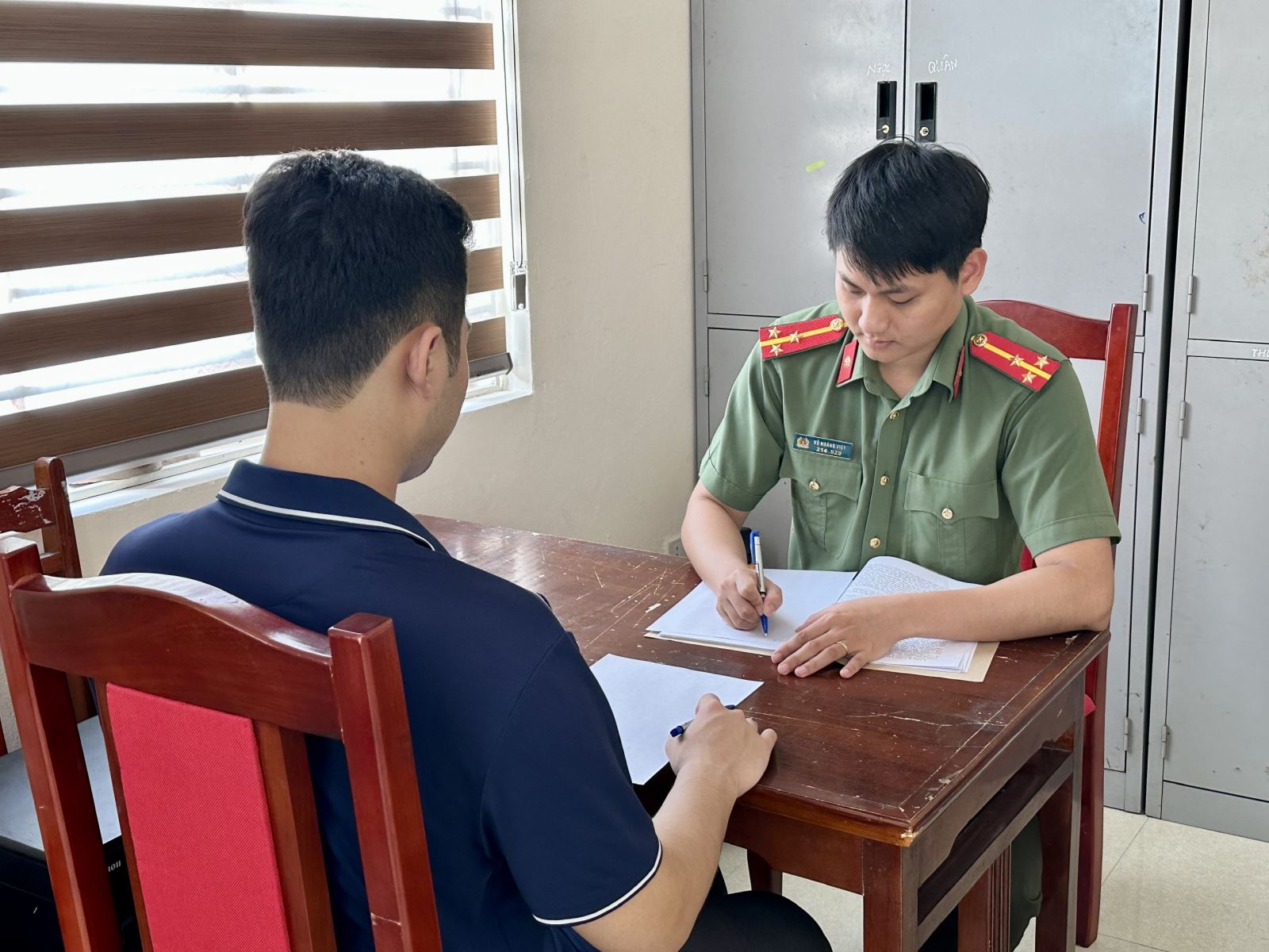 Điều tra loạt giao dịch tr&ecirc;n trang B52, B&ugrave;i Đ&igrave;nh Tăng SN 1988 v&agrave; Nguyễn Văn Hậu SN 2000 bị khởi tố- Ảnh 1.