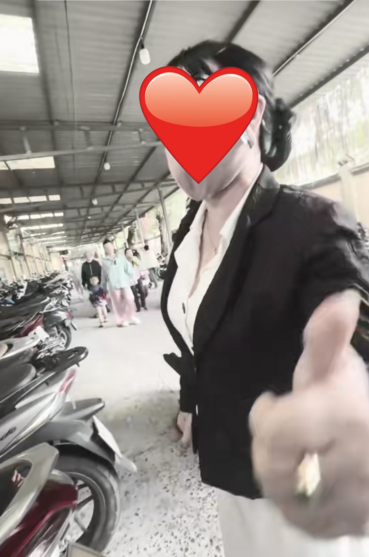 Clip hot giữa phố: Ch&agrave;ng trai c&uacute;i xuống đi tất cho bạn g&aacute;i nhưng n&oacute; cứ "sao sao ấy nhỉ"?- Ảnh 3.
