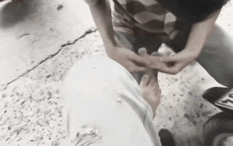 Clip hot giữa phố: Ch&agrave;ng trai c&uacute;i xuống đi tất cho bạn g&aacute;i nhưng n&oacute; cứ "sao sao ấy nhỉ"?- Ảnh 1.
