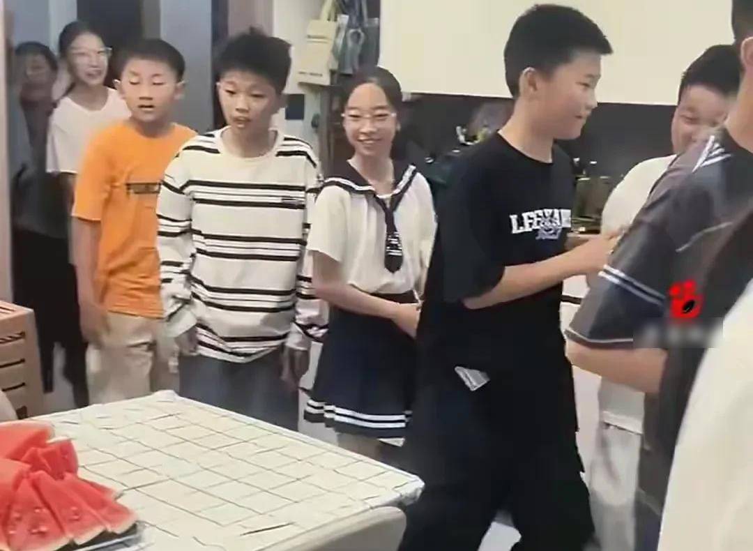 27 đứa trẻ bỗng dưng ập vào nhà, cách ứng xử của người mẹ nhận mưa lời khen: IQ và EQ đều cao vút!- Ảnh 1.