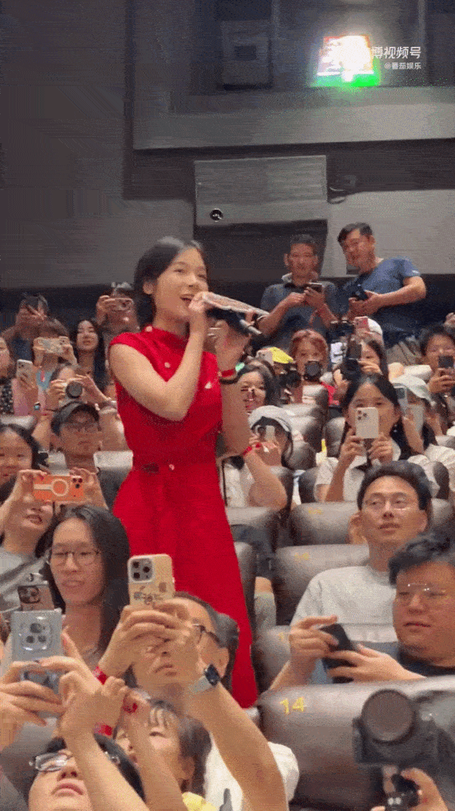 “Con trai Châu Tinh Trì” dậy thì thành đại mỹ nhân sau 18 năm, nhan sắc yêu kiều xứng đáng top đầu showbiz- Ảnh 4.