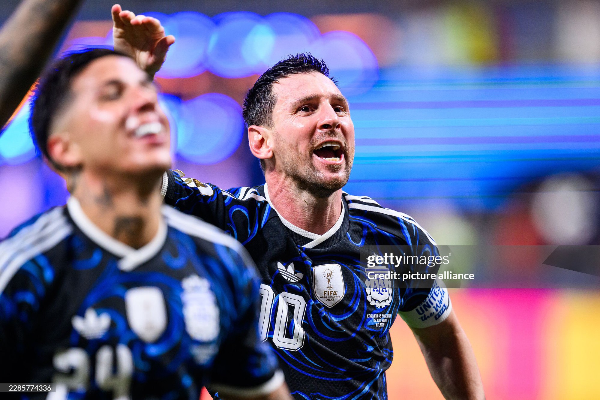 X&ocirc;n xao c&aacute;ch Messi ăn mừng tr&ecirc;n MXH sau chiến thắng tuyển Anh: Giống hệt 4 năm trước, l&agrave; b&ugrave;a may mắn hay đơn giản l&agrave; GOAT qu&aacute; "low-tech"?- Ảnh 2.